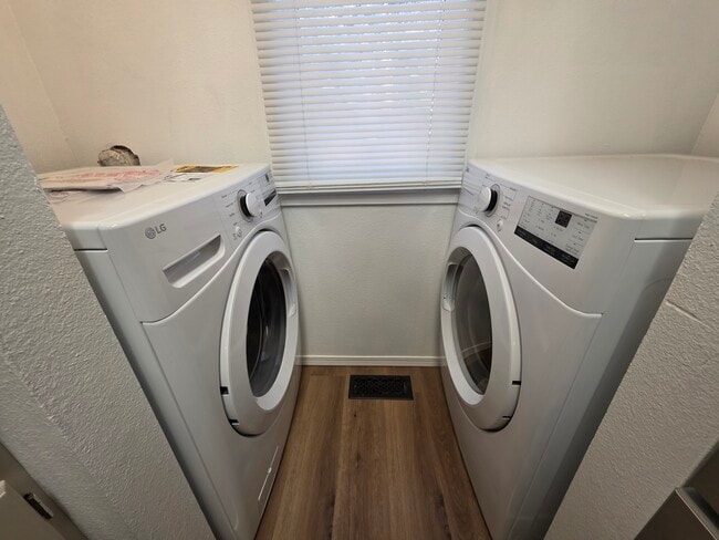 Building Photo - 3670 Queen Anne Way