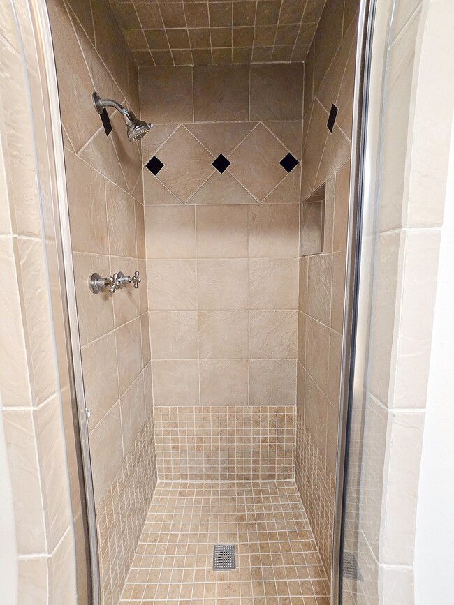 Building Photo - 9507 Meadowbriar Ln