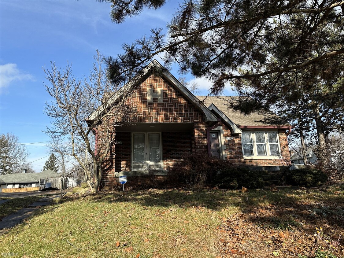 Foto principal - 3 br, 2 bath Duplex - 5250 East Market Str...