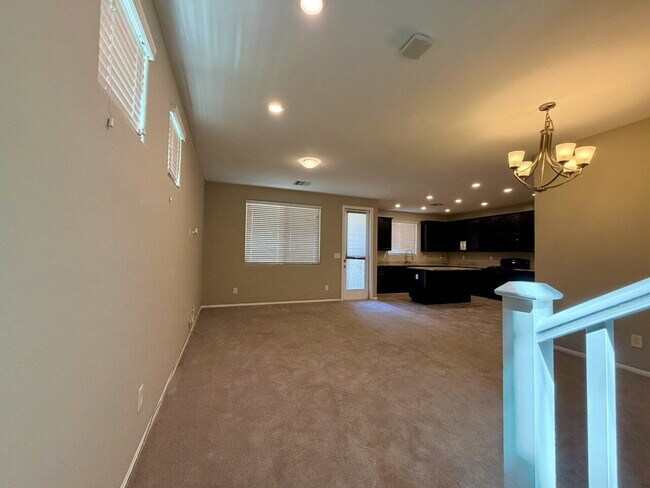 Foto del edificio - TWO STORY 3 BED 2.5 BATH HOME WITH SOLAR.