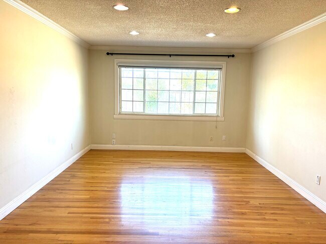 Building Photo - 4433 Vanderbilt Dr