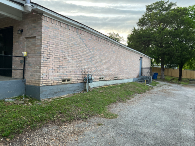 Building Photo - 2209 Mouser Ln