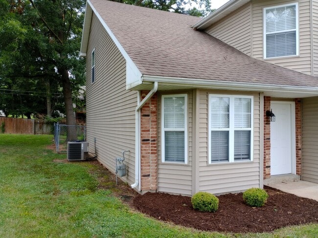 Building Photo - 4917-4919-4919 W Millbrook Dr