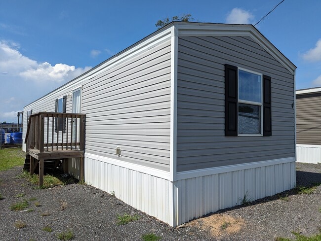 Building Photo - 1401 Transmitter Rd