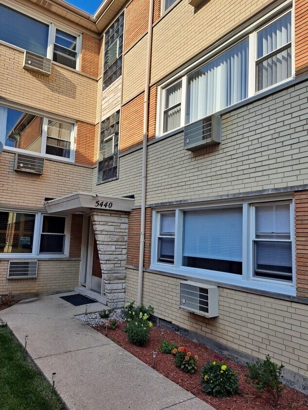 Primary Photo - 5440 W Higgins Ave
