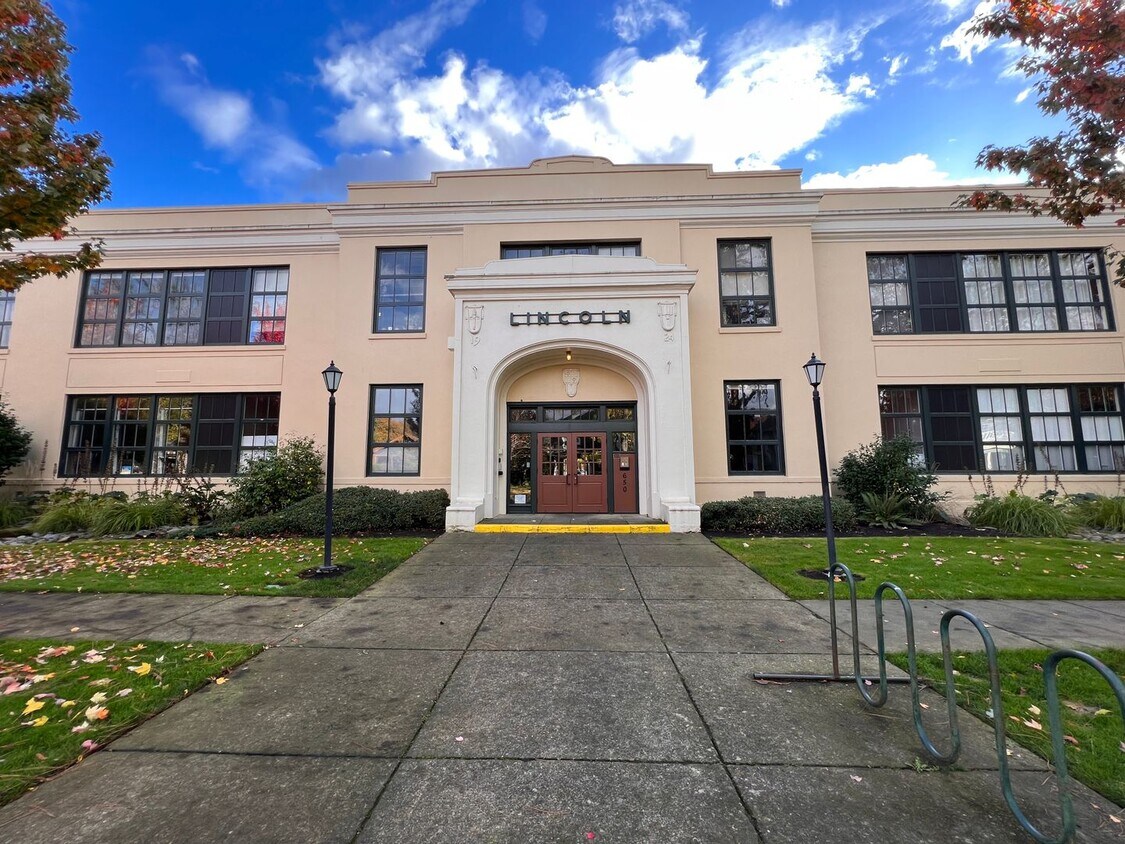 Primary Photo - Historic Lincoln School Condo in downtown ...
