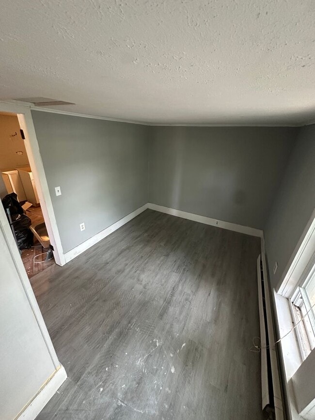 Building Photo - Newly Renovated 1 Bed, 1 Bath Unit in Farm...