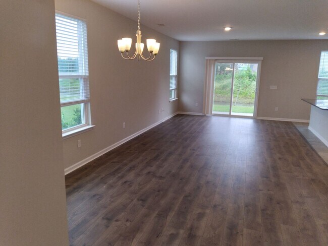 Foto del edificio - ONE MONTH FREE with a sixteen-month lease. NEW PAINT! 3 Bedroom Town Home With Garage at Bridgewa...
