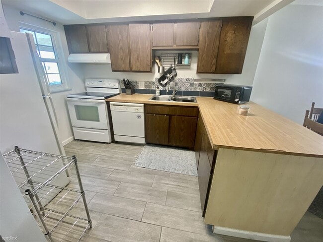 Building Photo - 2 br, 2 bath Condo - 3812 North Oak Drive M72