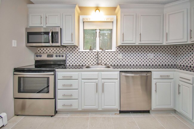 Building Photo - 379 Maple