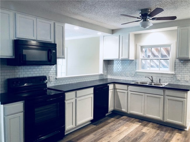Building Photo - 2502 De Soto Dr