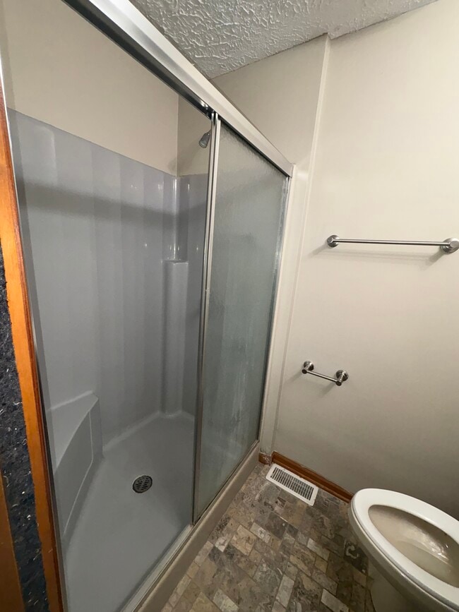 Master Bathroom - 916 Hile Ln