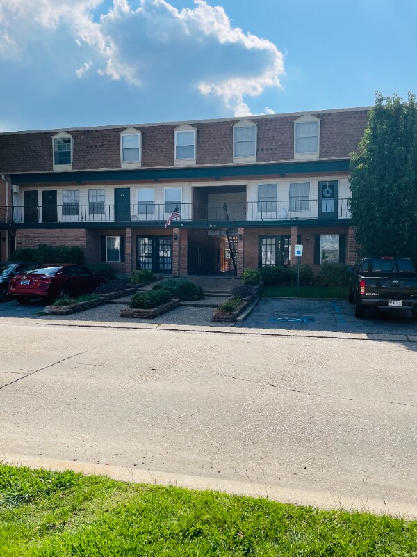 Primary Photo - 3110 Edenborn Ave