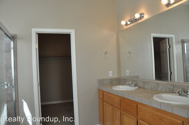Building Photo - 4 br, 2.5 bath House - 9436 Winding River Way