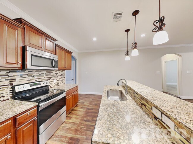 Building Photo - 1002 Woodcrest Dr