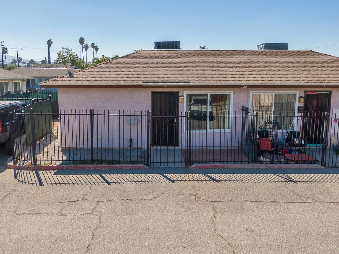Foto principal - 2 BR 1 BA in Hemet. Unit in a single story...