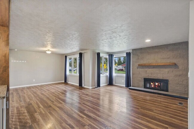 Foto del edificio - Beautiful 5-Bedroom Home in Mead School Di...