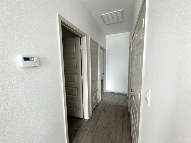 Foto del edificio - 7814 N 58th St