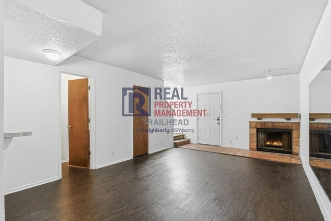 Foto del edificio - Well-Designed 2 Bedroom Townhome Near Camp Bowie