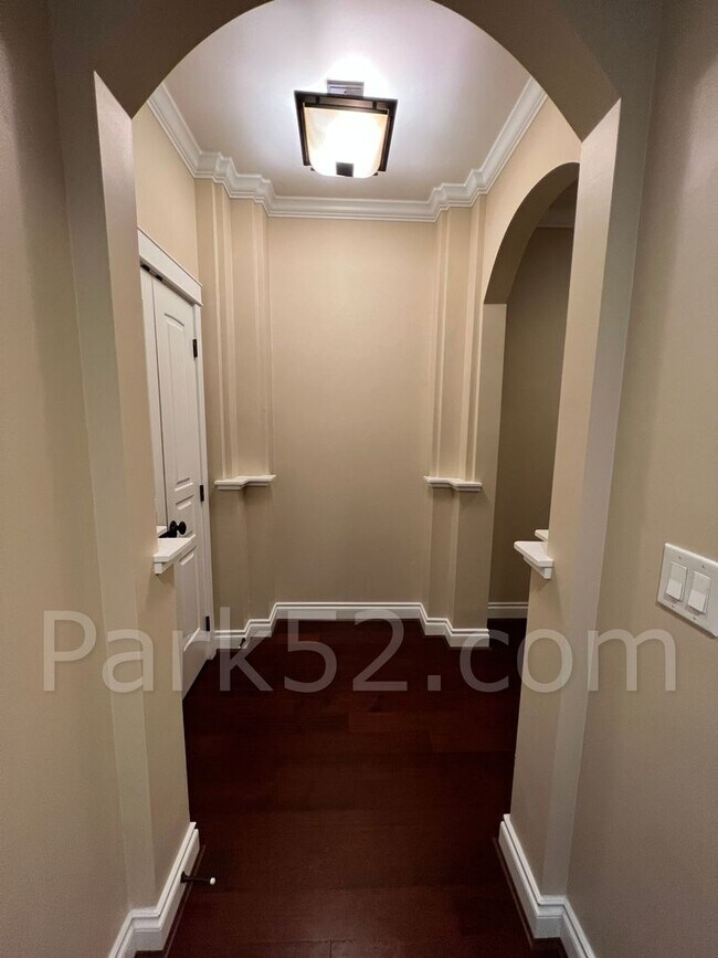 Foto del edificio - 1 Bed 1.5 Bath Theater District Condo + Amenities
