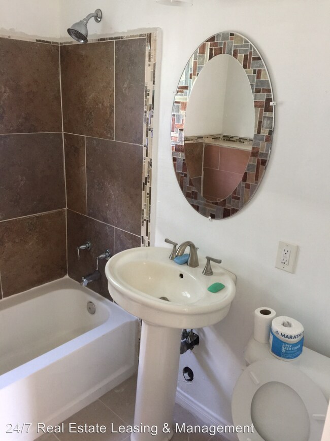 Foto del edificio - 1311 1/2-1311 1/2 E 55th St