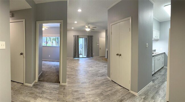 Foto del edificio - 7037 N Holiday Dr