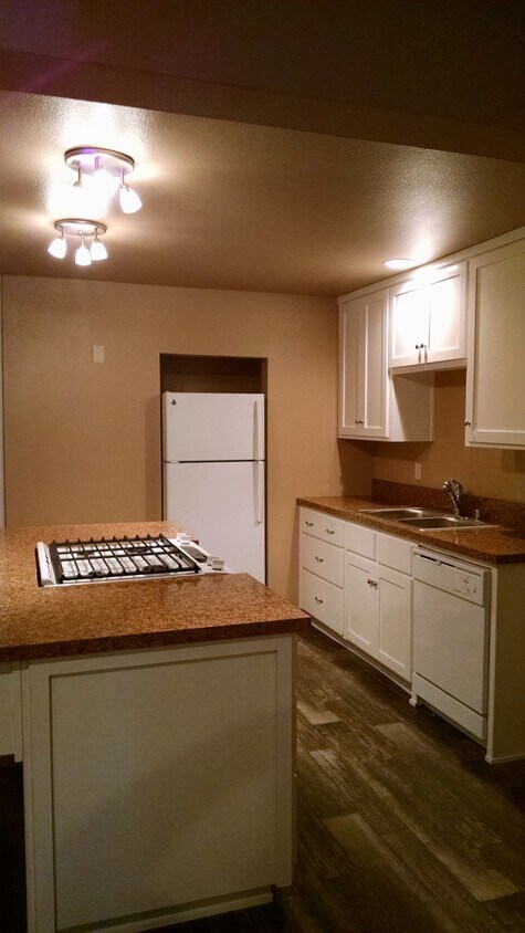 Foto principal - 742 W 4th St
