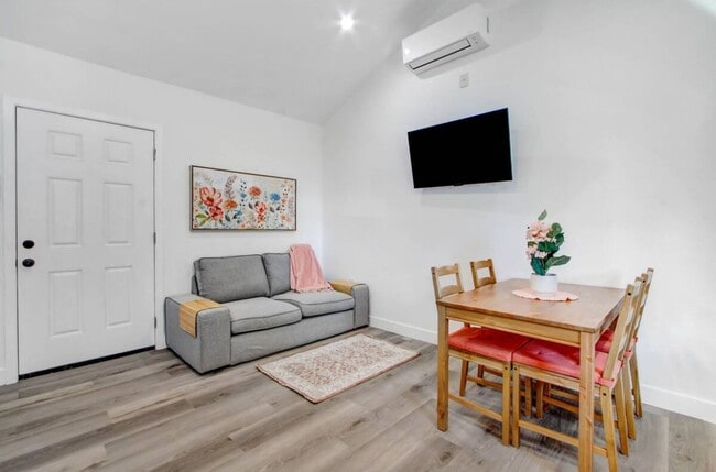 Foto del edificio - Charming studio in Garden Grove, Available...
