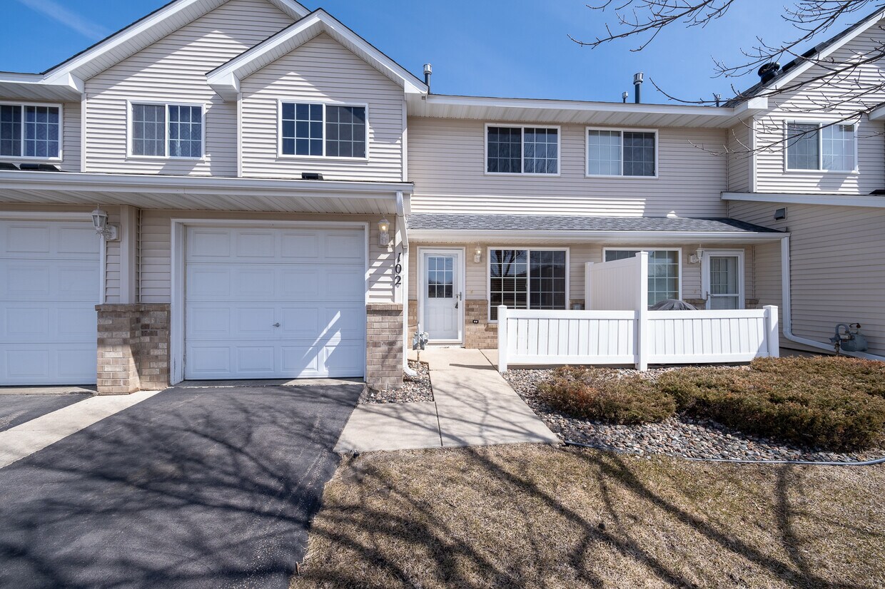 Primary Photo - 102 Horizon Dr