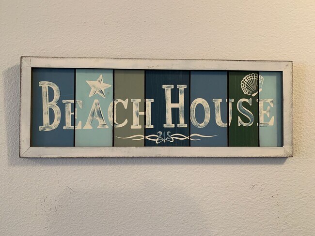 Foto del edificio - AT THE BEACH! 3 Bedroom + 2 Bathroom Condo...