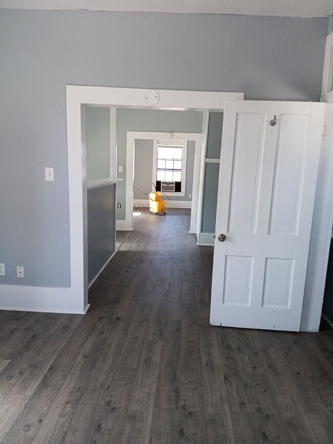 Foto del edificio - 215 W King Ave