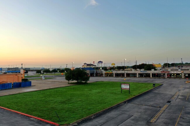 Foto del edificio - 2662 Hwy 290 W