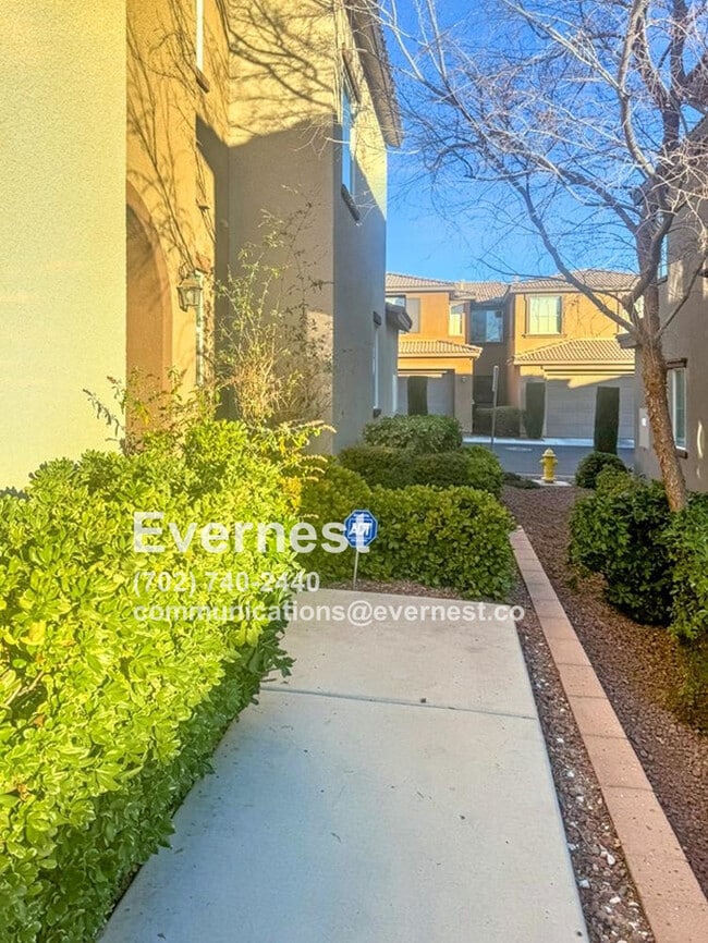 Building Photo - 2-Primary Bedroom Townhome Near Downtown S...