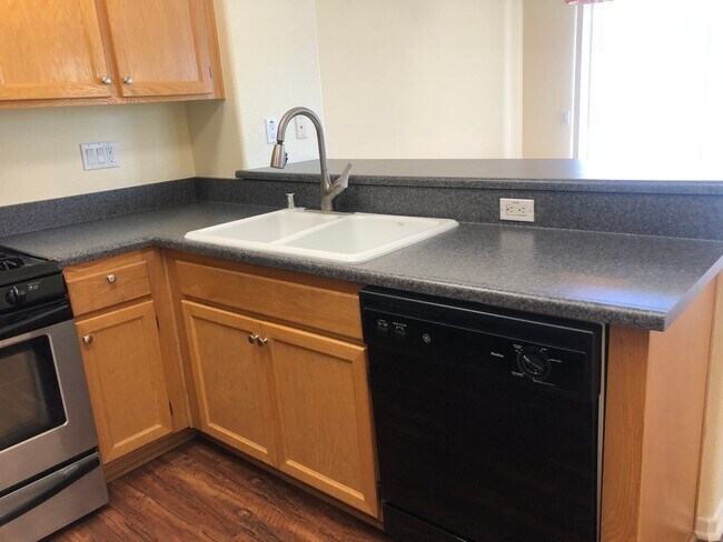 Building Photo - Spacious Two bedroom 2.5 Bathroom condo fo...