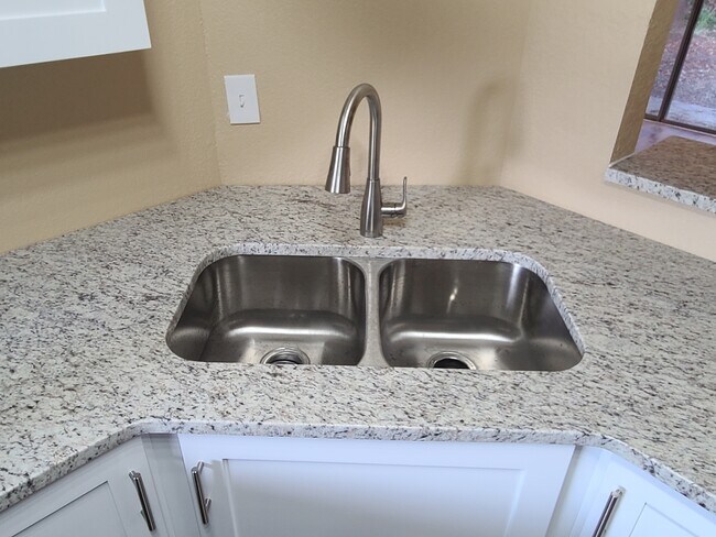 Building Photo - 60 Welling Ln