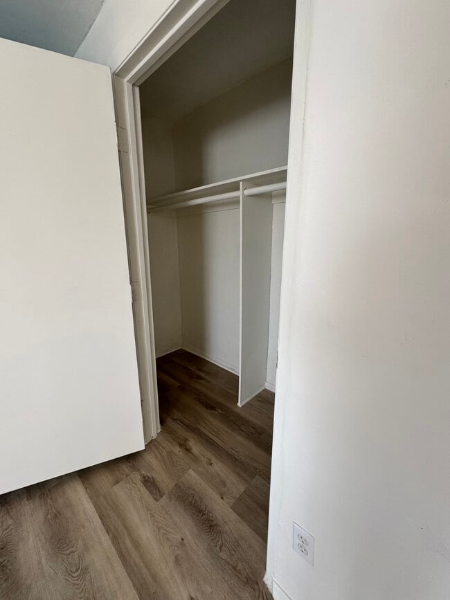 Dormitorio principal espacioso vestidor - 2971 Swandale Ct