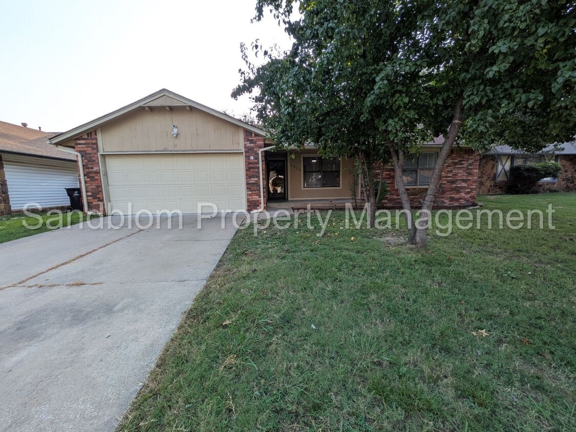 Primary Photo - For Lease | Broken Arrow - Union Schools |...