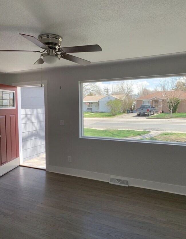 Foto del edificio - "Charming 3-Bedroom Retreat in Aurora - Cozy 1095 Sq Ft Home Ready for You!"