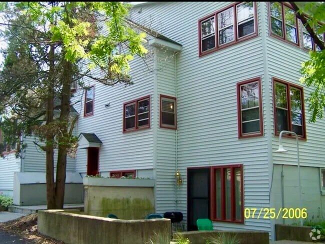 Building Photo - 1060 Danby Rd