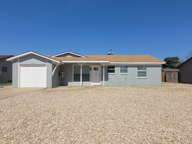 Building Photo - 3 bed 2 bath home with 1 car garage