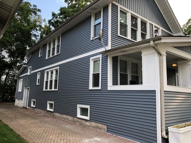 Building Photo - 305 W Palatine Rd