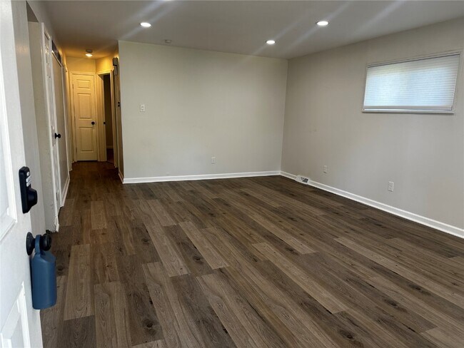 Foto del edificio - 6705 Lightwood Dr