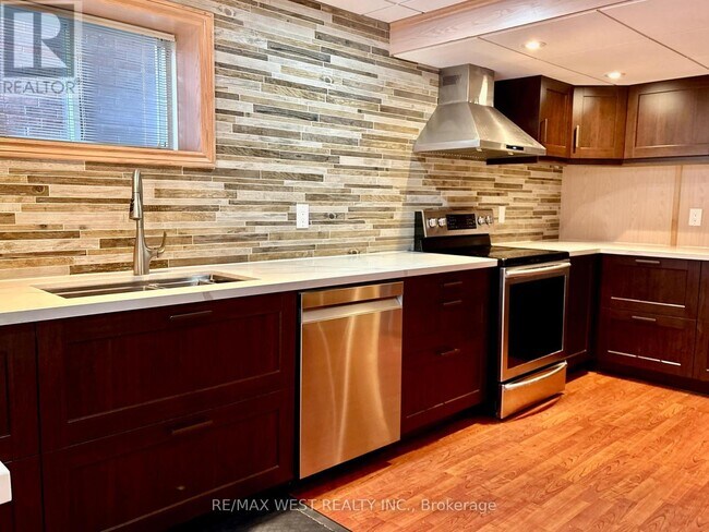 Building Photo - 463 Hewitt Cir