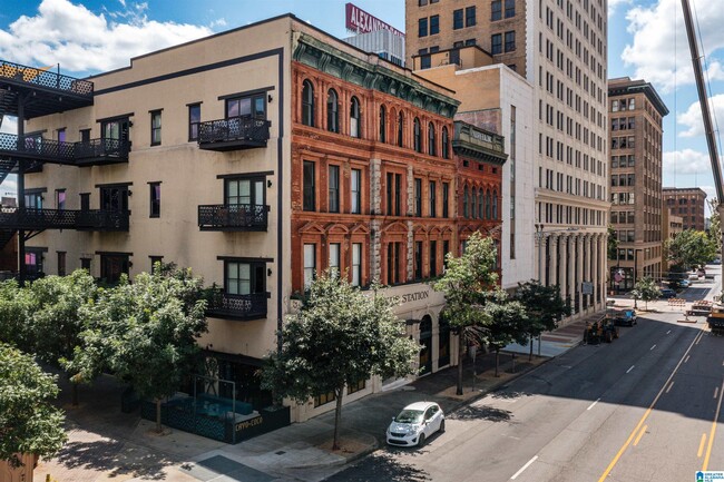 Building Photo - 2015 1st Ave N