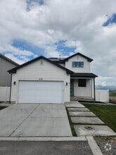 Building Photo - 4724 E Lk Cor Dr