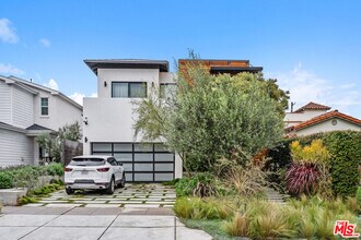 Building Photo - 2230 Malcolm Ave