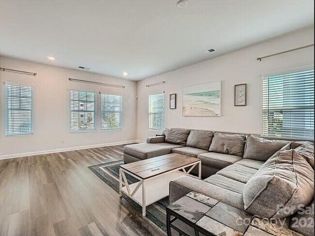 Foto del edificio - Spacious 4-Bed, 4-Bath Home with Modern Co...
