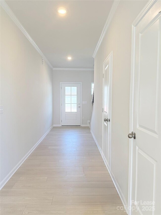 Foto del edificio - 6271 Fairfax Ct