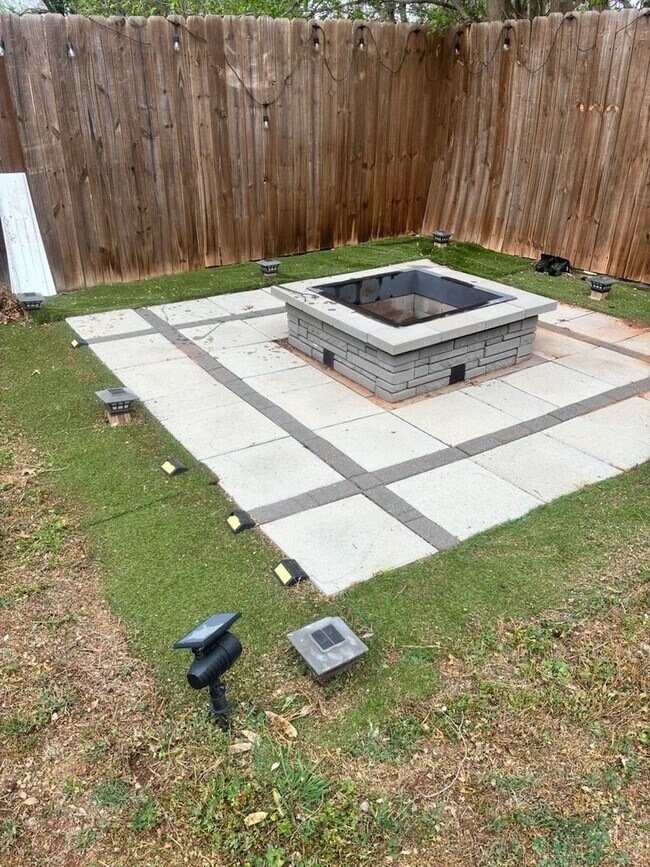 Foto del edificio - 811 Huddleston Dr