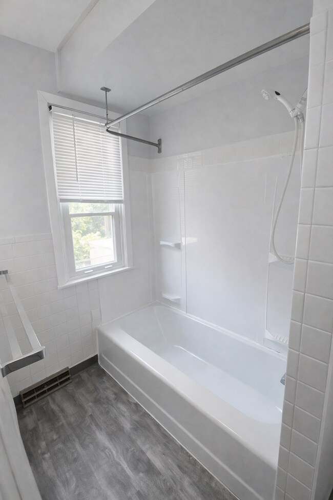 Foto del edificio - DINKYTOWN- Amazing Location! Affordable 6 Bedroom House for Sept Move In